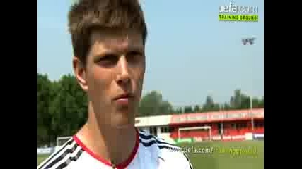 Uefa - Урок По Футбол От Клаас Ян Хунтелаар