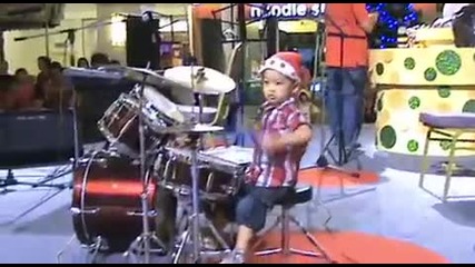 От този малкия ще стане страшен барабанист!!! Разцепва