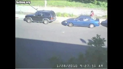 Жена се Мъчи Почти 15 Минути докото Паркира Колата си !