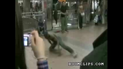 Чернички момчета покзват жестоки танци 