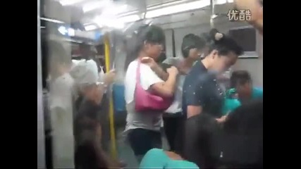 В метрото - бой за седалка