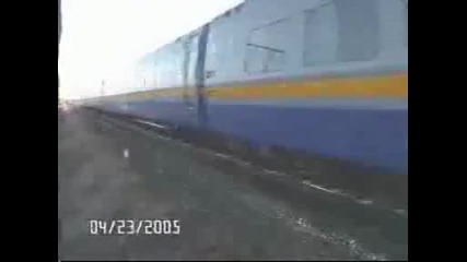 Пич минава пред влак - голям късмет !!