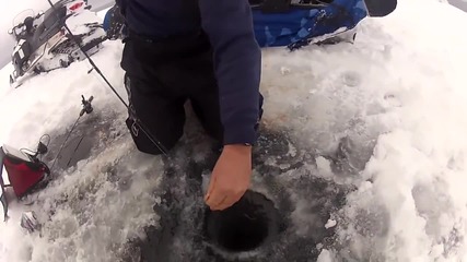 Риболов в замръзнало езеро,но струваше си търпението , не очакваше толкова голям екземпляр!