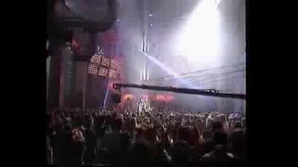 Майкъл Джексън по време на запис на - *give in to me *