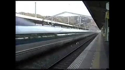 Влак минава с 300 км/ч през Жп Гара 