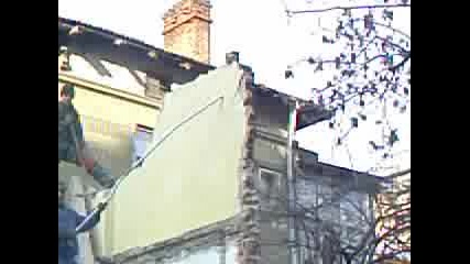 Работници Събарят Стена На Къща