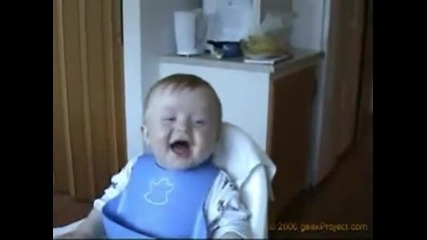 смеха на едно бебе много е смешно 