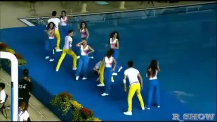 Мажоретки танцуват край басейн