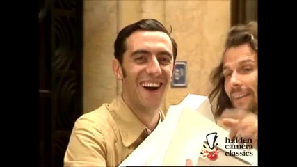 Смях ! Човекът в тренчкот взима ума на случайните минувачи ! Скрита камера !