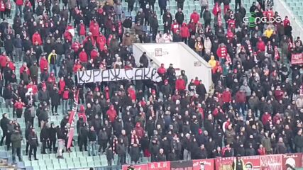 Феновете на ЦСКА с транспарант в подкрепа на дъщерята на Сакалиев