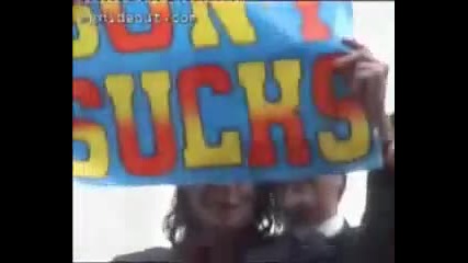 Майкъл Джексън на протест срещу Sony - sucks! 