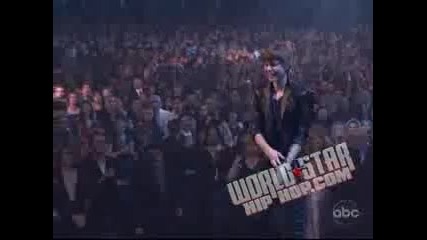 justin bieber jumps hugging usher after winning award for artist of the year award at ama 2010 