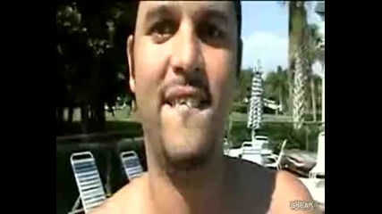 Смях!мъж скача в басейн и си чупи зъбите!