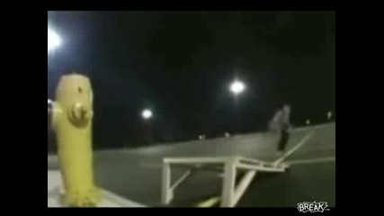 скейтбордист се размазва В противопожарния кран 