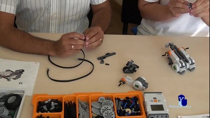 Сглобяване на малък Lego робот - част 1