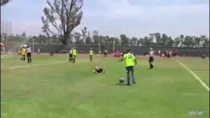 Малко момиче забито от футболна топка