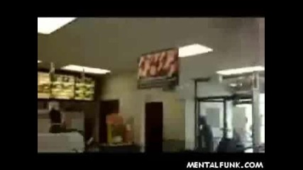 Негри Се Бият И Замерват Със Столове В Burger King
