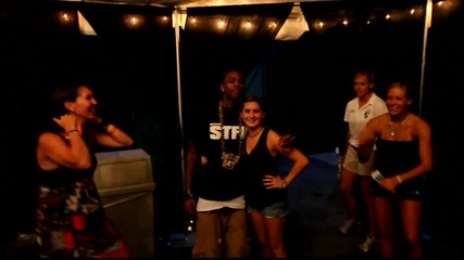 Soulja Boy taking pix with fans 