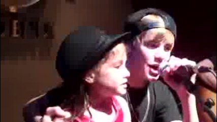 Justin Bieber пее Baby с малка фенка 