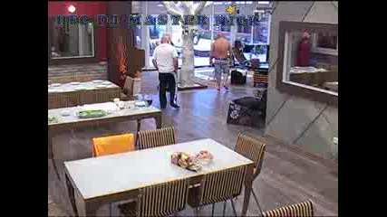 Корнелия се чувства страхотно като Цончо я освобождава чрез разпъване Big Brother Family 25.04.2010 
