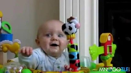 Бебе се плаши когато майка му киха 100% смях 