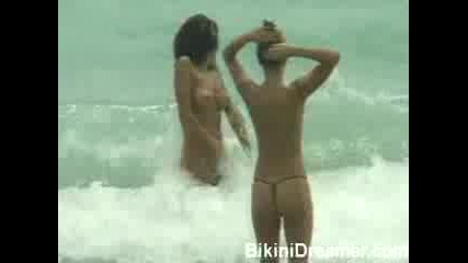 Две Момичета В Морето
