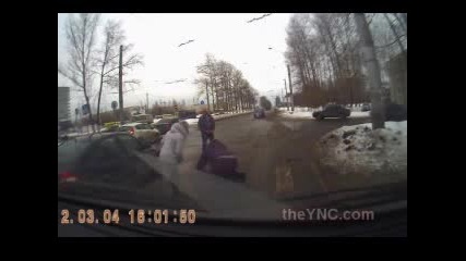 ядосан руснак атакува момче и неговата приятелка на пътя