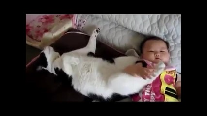 Малко дете и котка ..