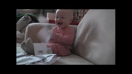Бебето се залива от смях при вида на скъсаната хартия