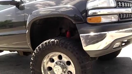 Mud Truck Chevy 2500 on Some Twisted Wheels !