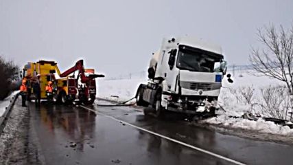 Вадене на обърнат циментовоз от снега