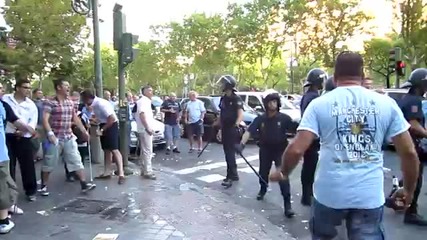Полицаите в Мадрид бият фенове на Ман. Сити