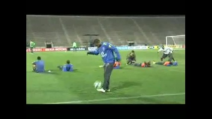 Робиньо показа своите умения по време на тренировката на Бразилия