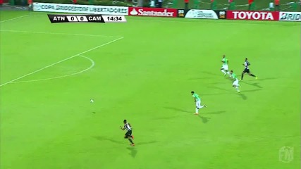 Роналдиньо скри топката на противников играч !
