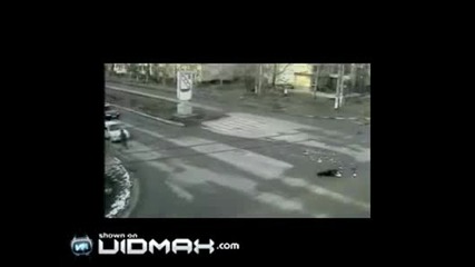 Кола Блъска Човек 