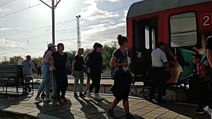 НА КОСЪМ ОТ ИНЦИДЕНТ: Жена опита да се качи на влака София-Варна в движение