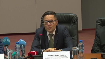 Министърът на икономиката: Има дефицити в работата на бившия особен управител на "Лукойл"