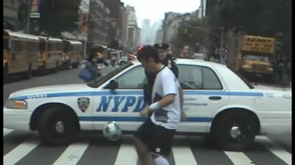 Полицията в Ню Йорк се кефи на уличен футбол 