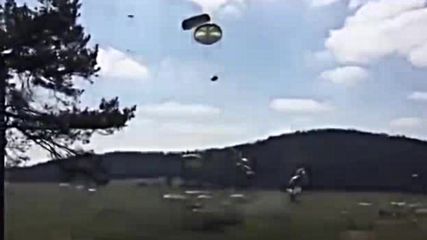 Американци десантират бронирани джипове без парашути