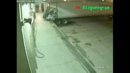 Идиот се пребива с мотокар