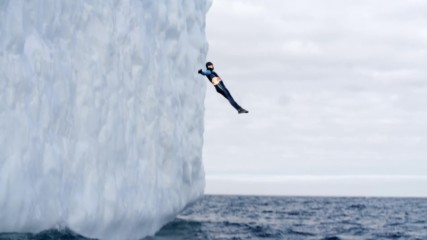 Скок от айсберг в ледените води на Антарктика