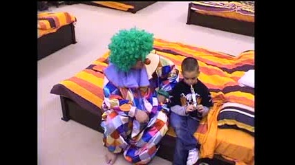 Клоунът дава бащински съвети на малкия Криско! Big Brother Family 