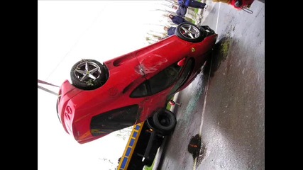 едно Ferrari с цвят червен (crash) 