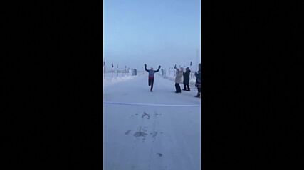 При -52 градуса: Ентусиасти бягаха в екстремен маратон в Сибир (ВИДЕО)