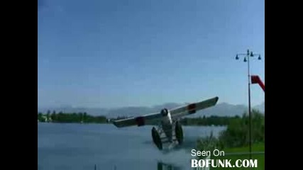 Воден самолет става на парчета