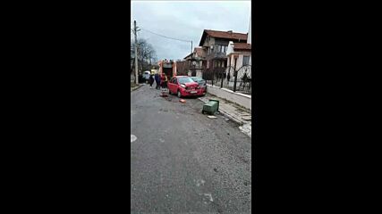 Камион за боклук помете 5 паркирани коли в София