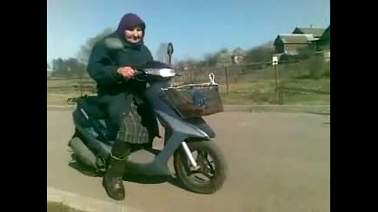 78 годишна баба кара скутер 