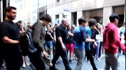 One Direction - Среща с фенове пред хотела им в Nyc на 28 май