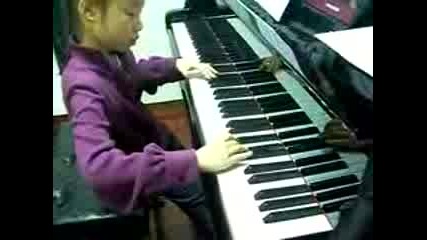 Малко Момиче Свири На Пиано