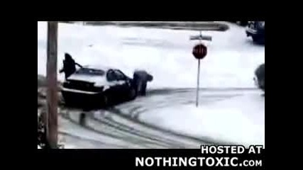 Автомобил помита човек на ледено платно 